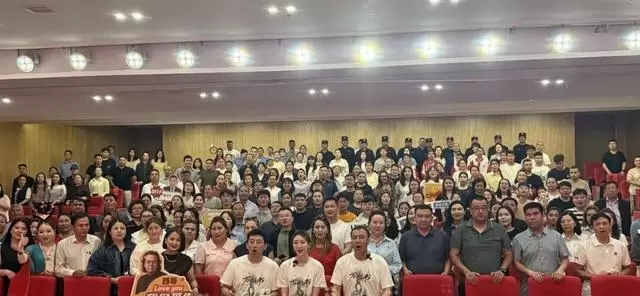 电影《万桐书》沙雅路演现场座无虚席，胡杨林实景拍摄引本地观众共鸣 - 细节速览