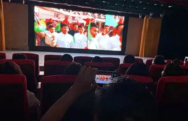 电影《万桐书》沙雅路演现场座无虚席，胡杨林实景拍摄引本地观众共鸣 - 相关图片