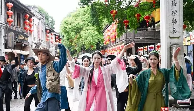 福州“电影+”试点五一落地：票根变通兑凭证，银幕角色巡游古厝引爆假日消费新场景 - 细节速览