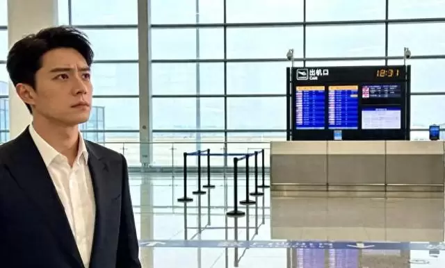 姜远机场遭母亲沈清舟带保镖围堵，旧机械表成关键信物 - 相关图片